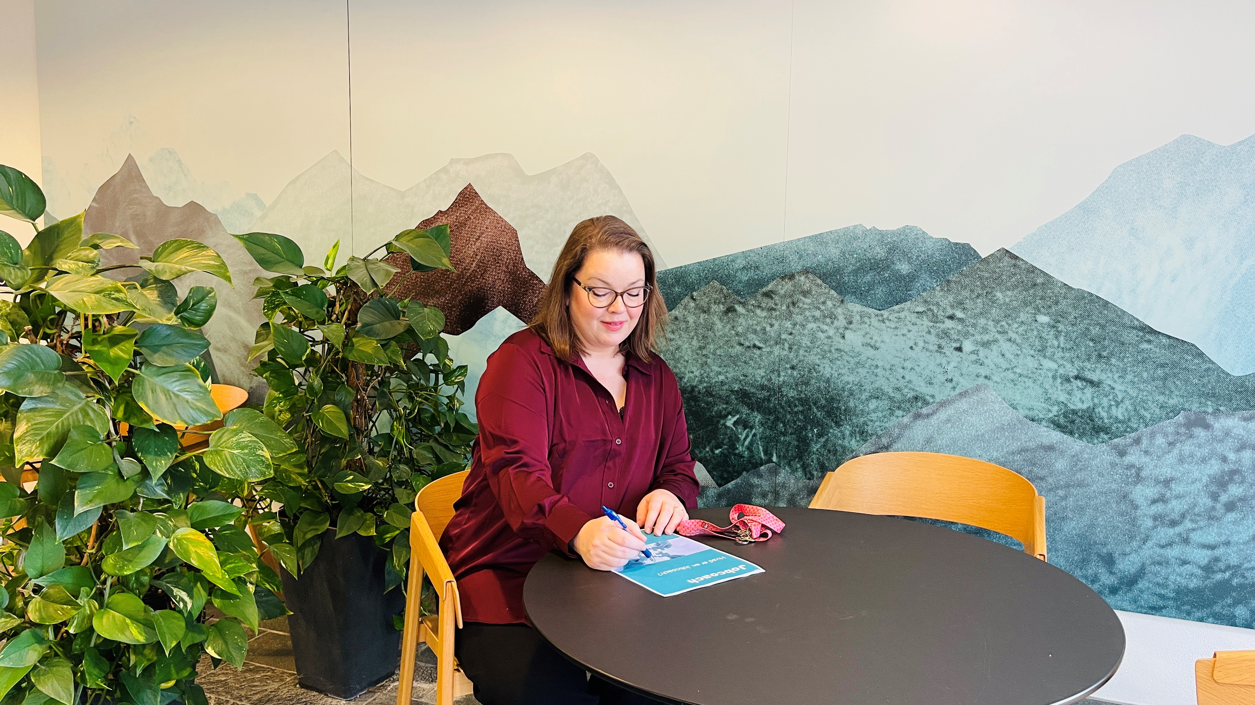 Jobcoach Anja sidder ved bord