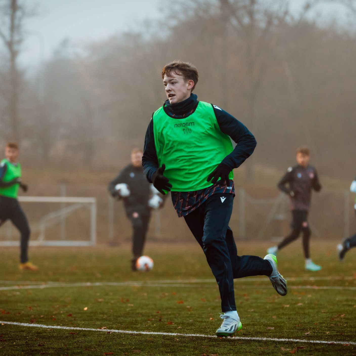 Fodboldspillere i udendørs kamp om efteråret