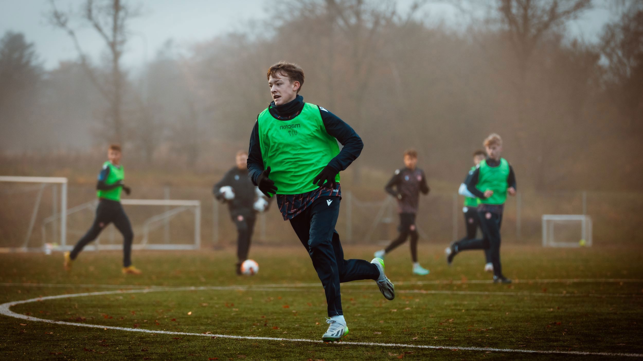 Fodboldspillere i udendørs kamp om efteråret