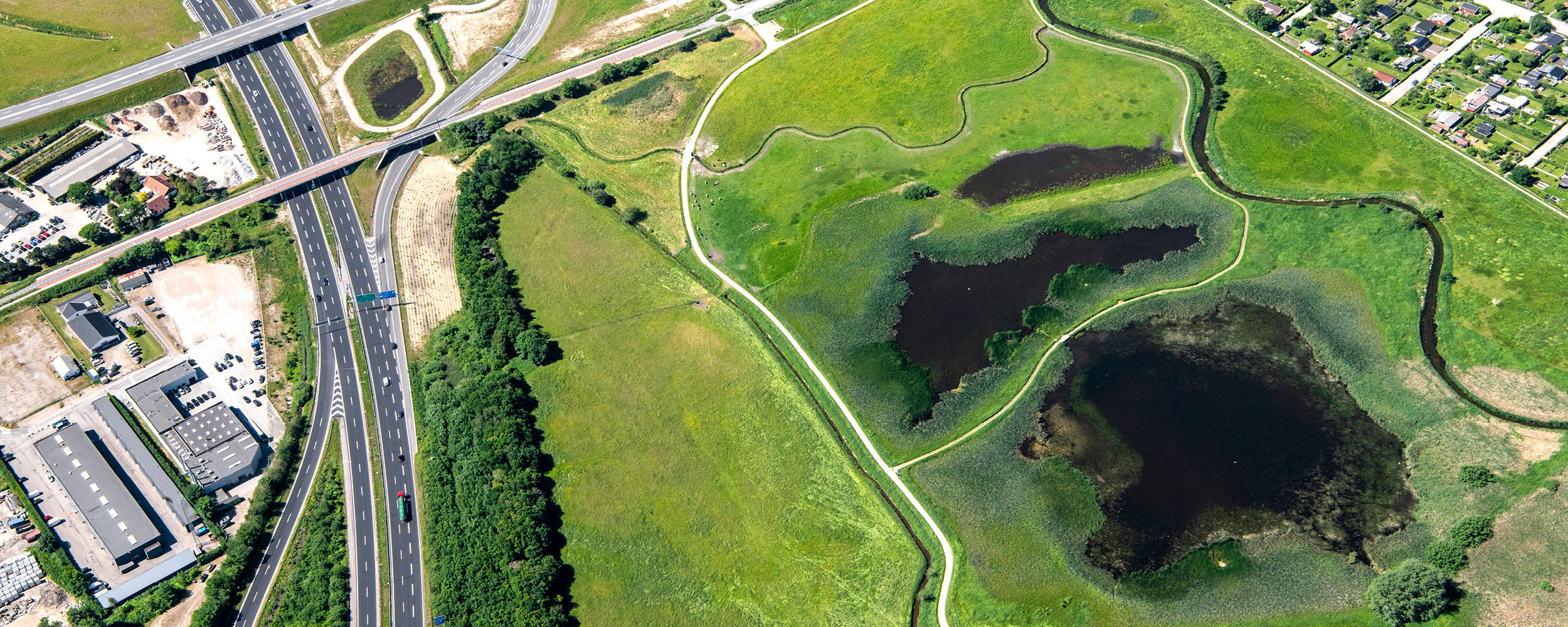 Vej og sø set fra oven
