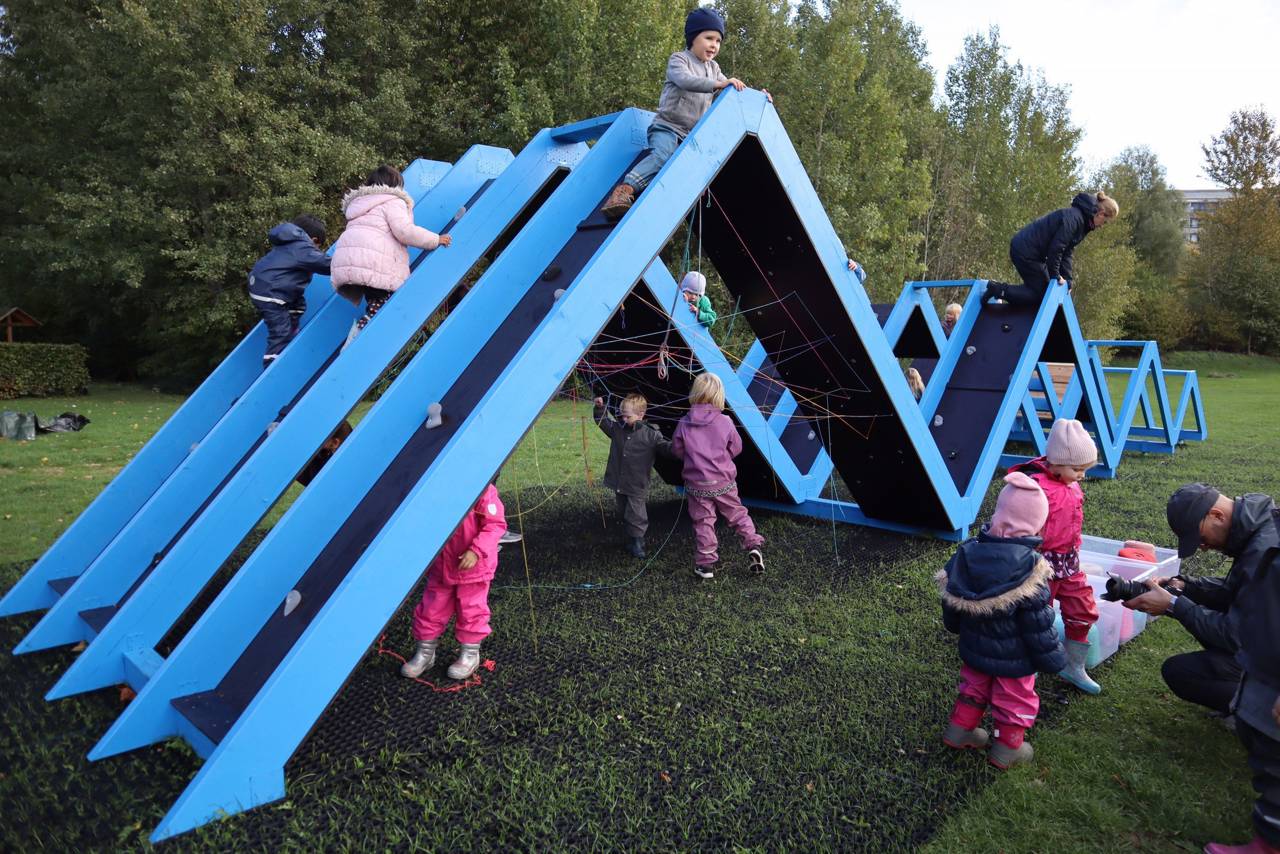 Det sociale kunstprojekt 'Kunst i Værebro Park' fra 2018 med børn, der leger på kunstværket