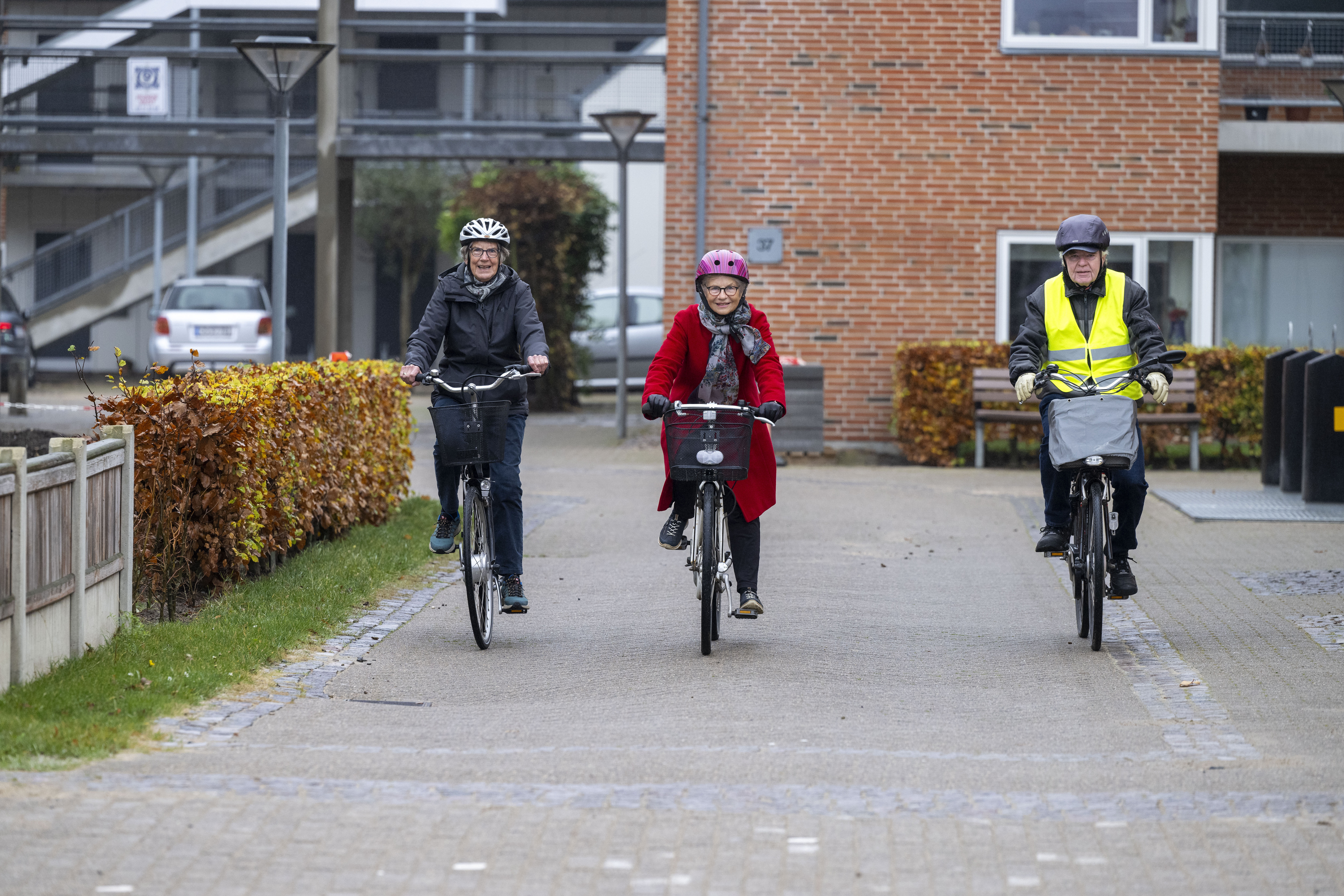 Tre kvinder cykler