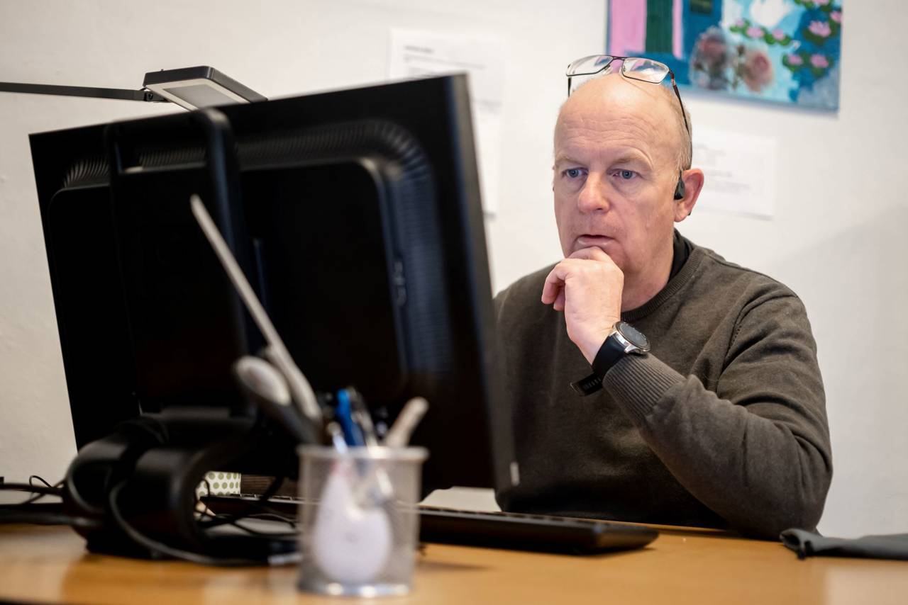 Mand fra ark kigger på en pc skærm