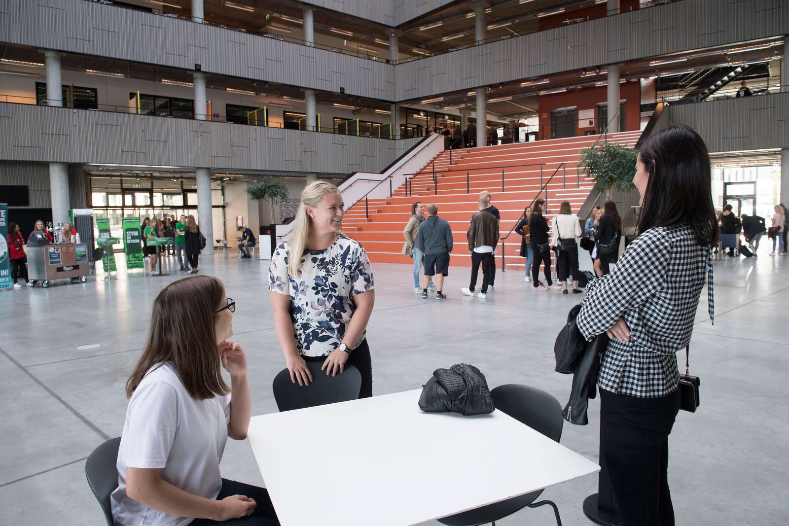 3 unge personer i Create bygningen