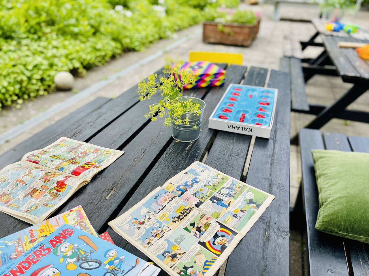 Spil og anders and blade på et bord