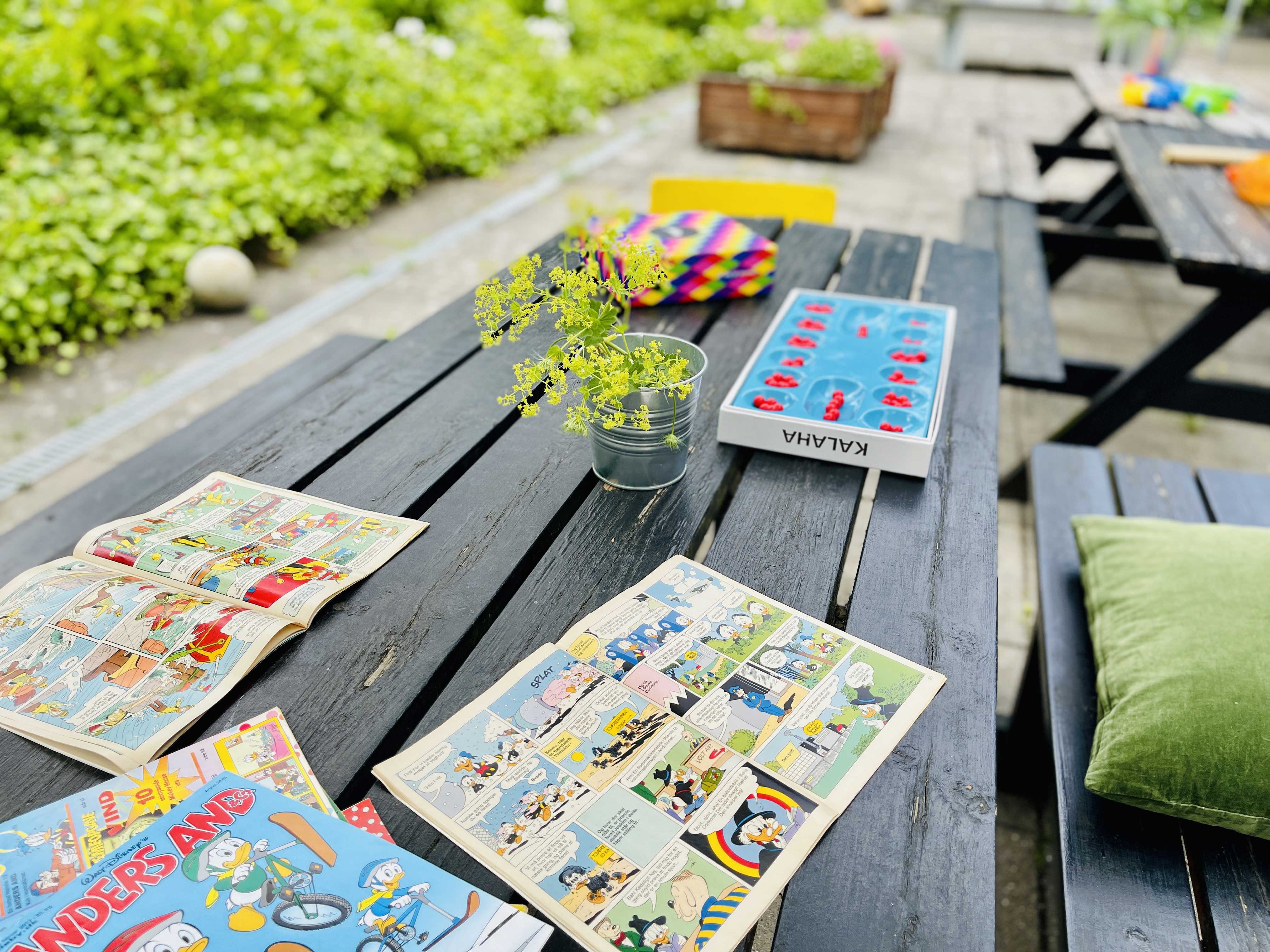 Spil og anders and blade på et bord