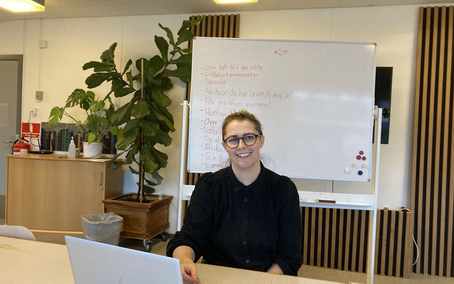 Socialpædagogen Betina ved bord