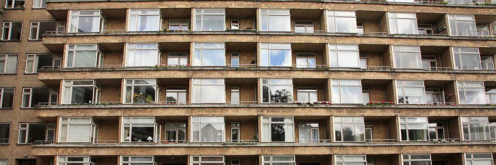 Bygning med mange lejligheder