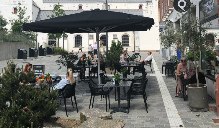 Fortovscafe ved Budolfi Kirke i Aalborg