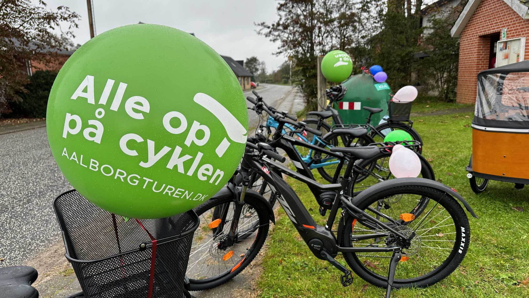 Elcykler opstillet før start på elcykelkampagne i landsby