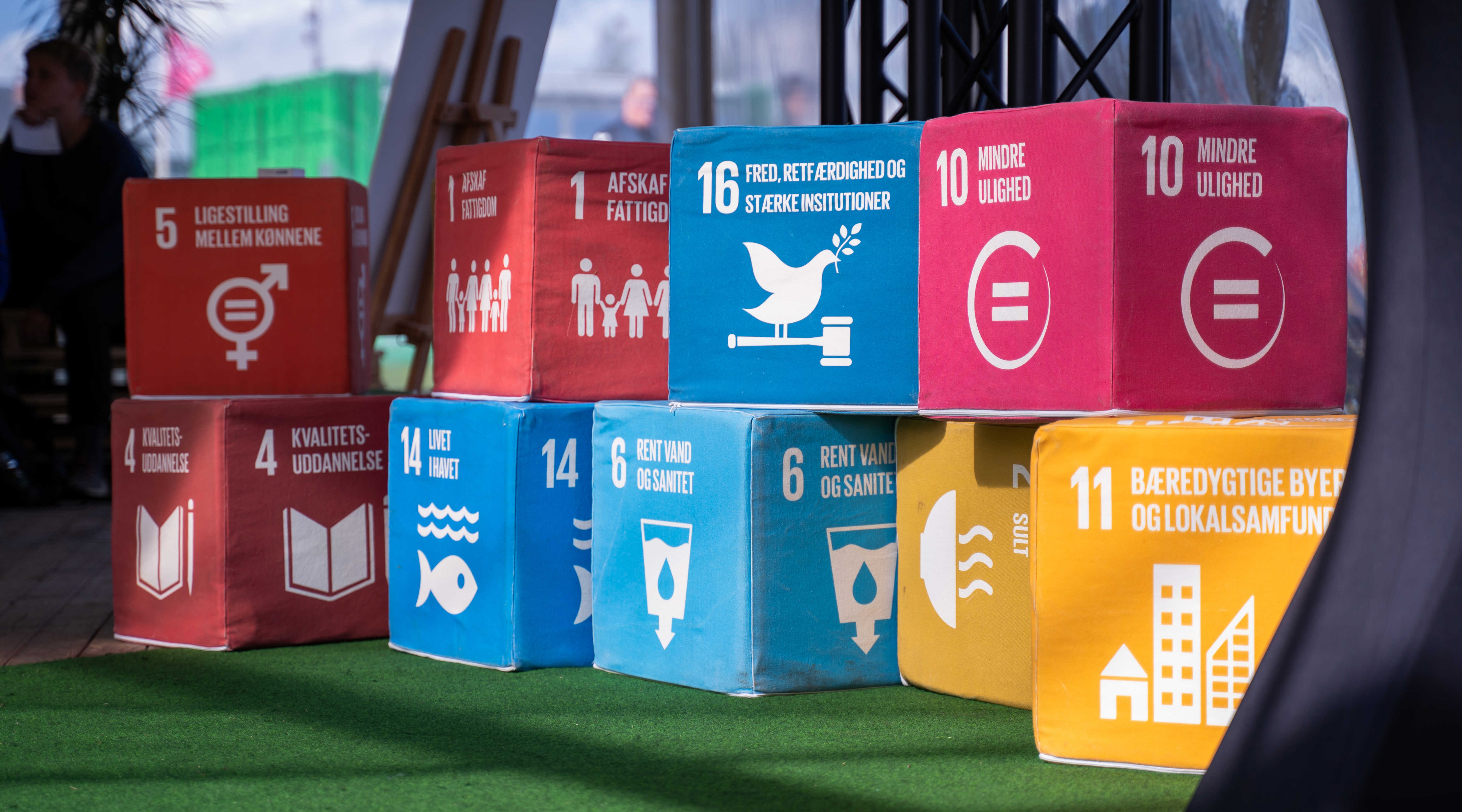 FN's verdensmål som store terninger