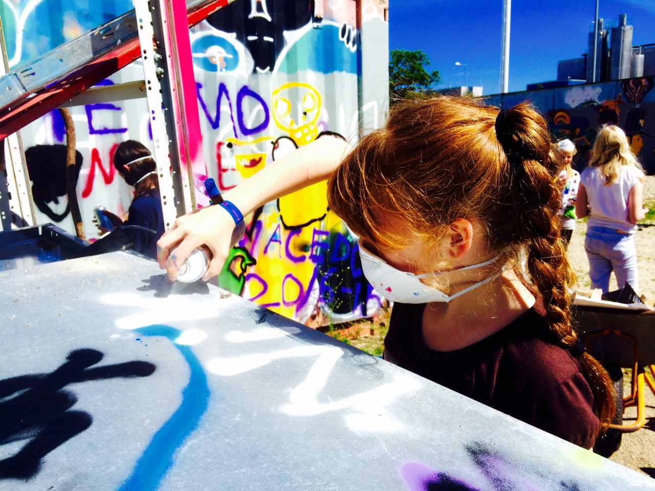 Pige der maler graffiti