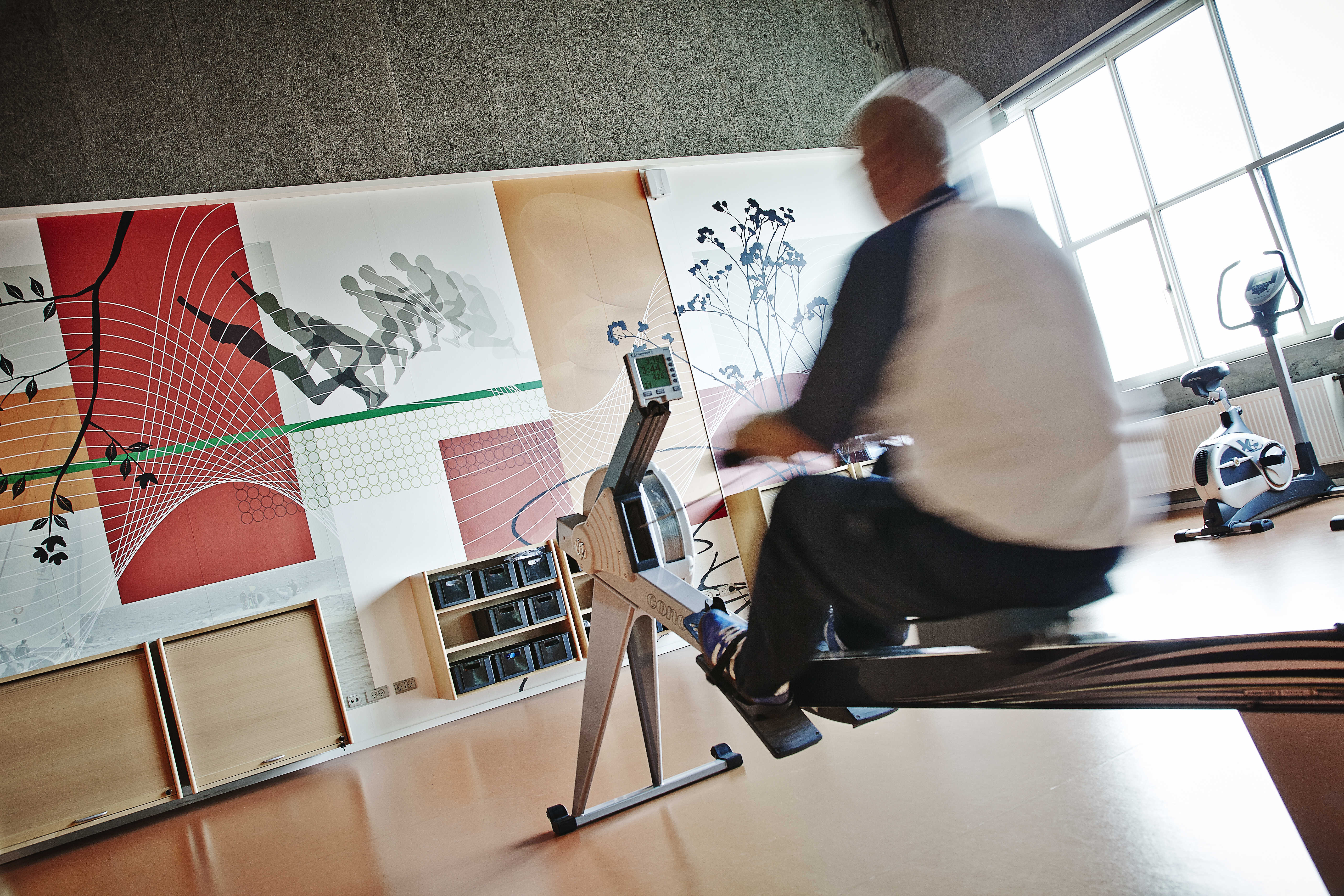 Mand der ror i romaskine