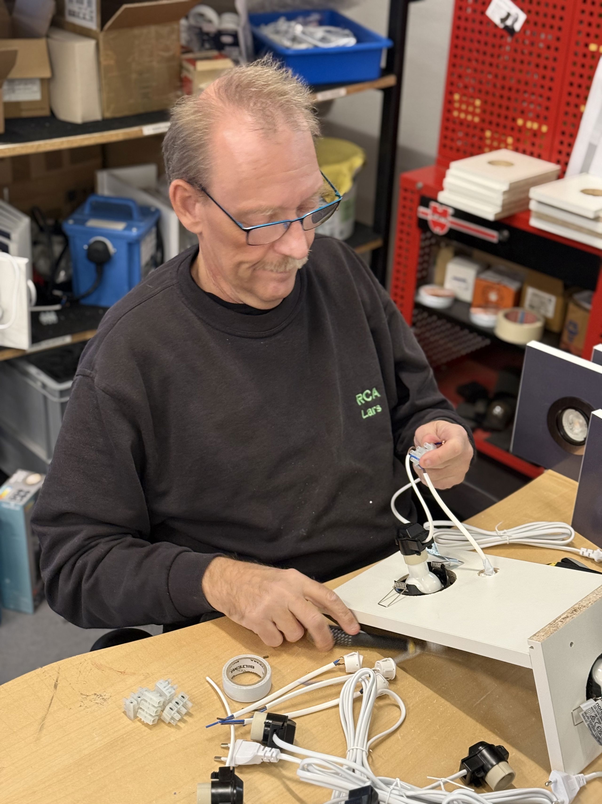 Mand arbejder med elektronik