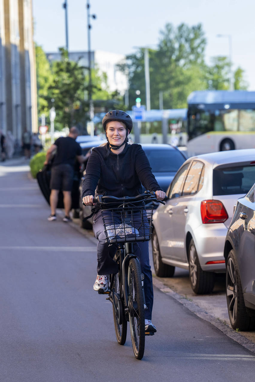 Medarbejder på cykel
