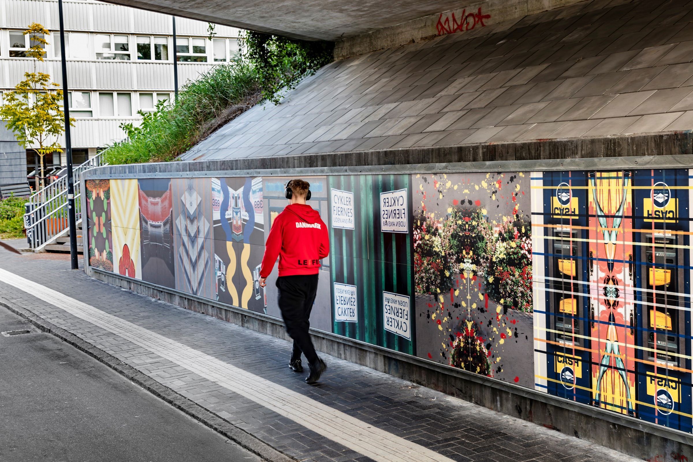 Mand i rød trøje går forbi City Quilt