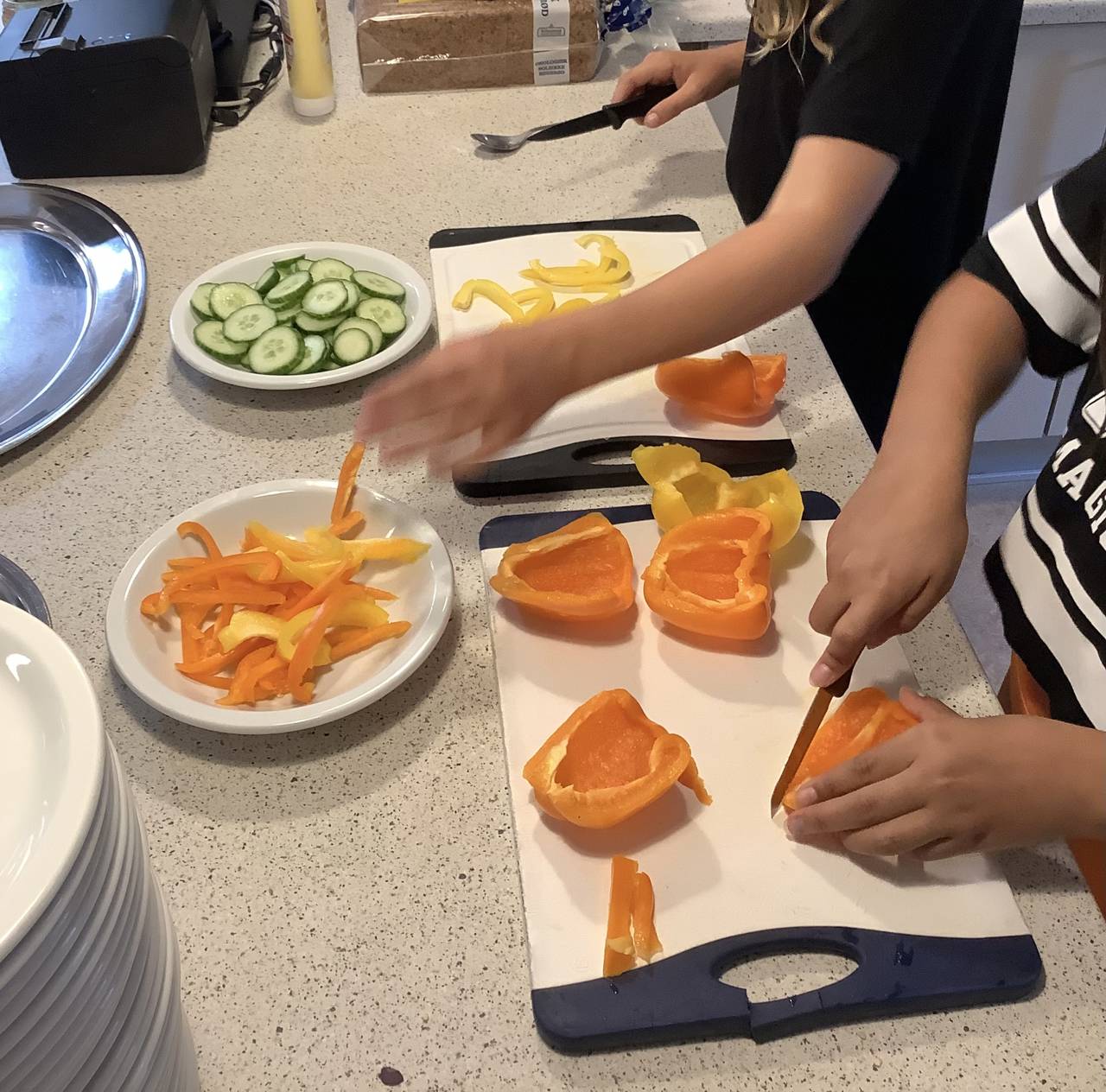 Børn, der snitter grønsager