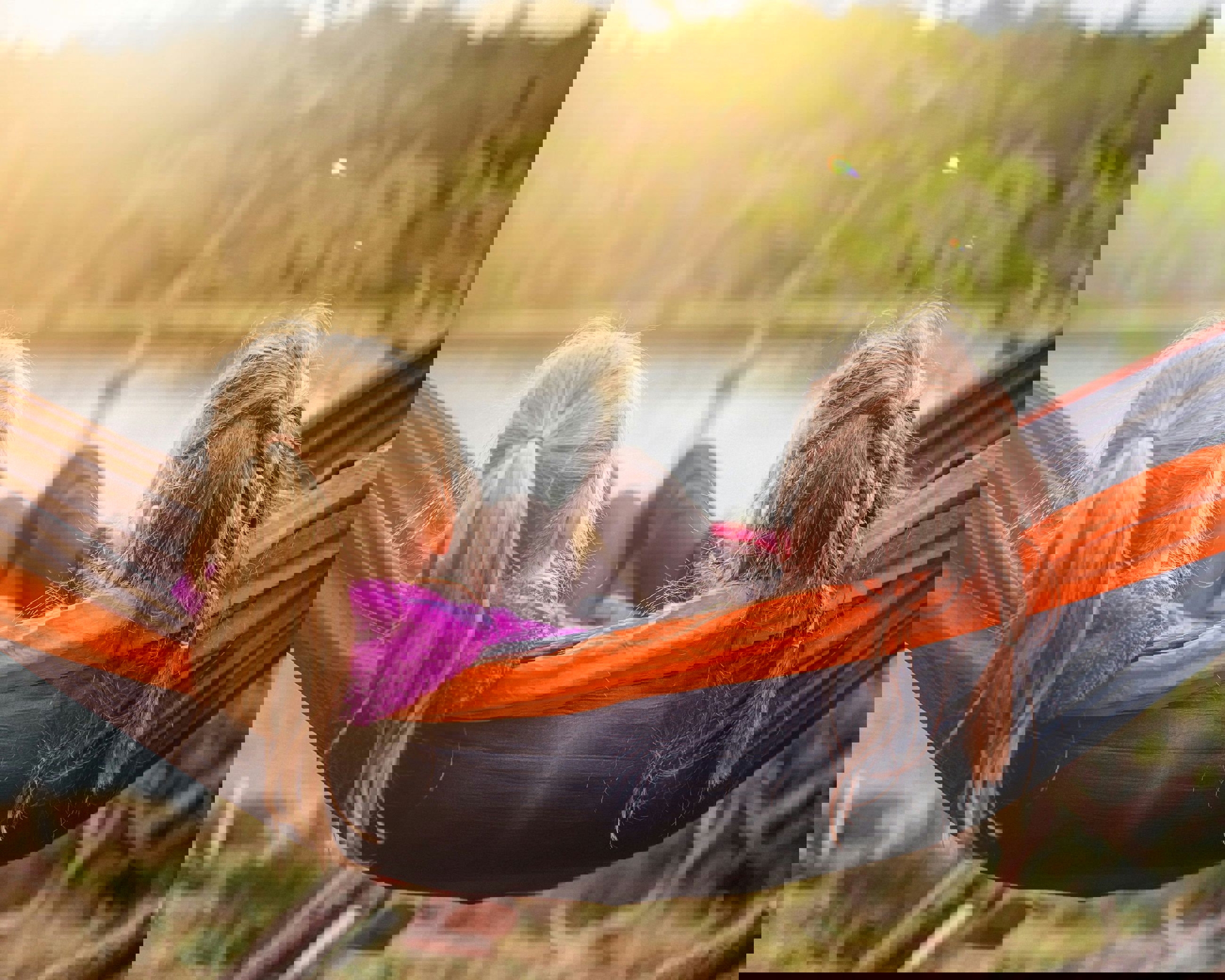 To piger ligger i hængekøje