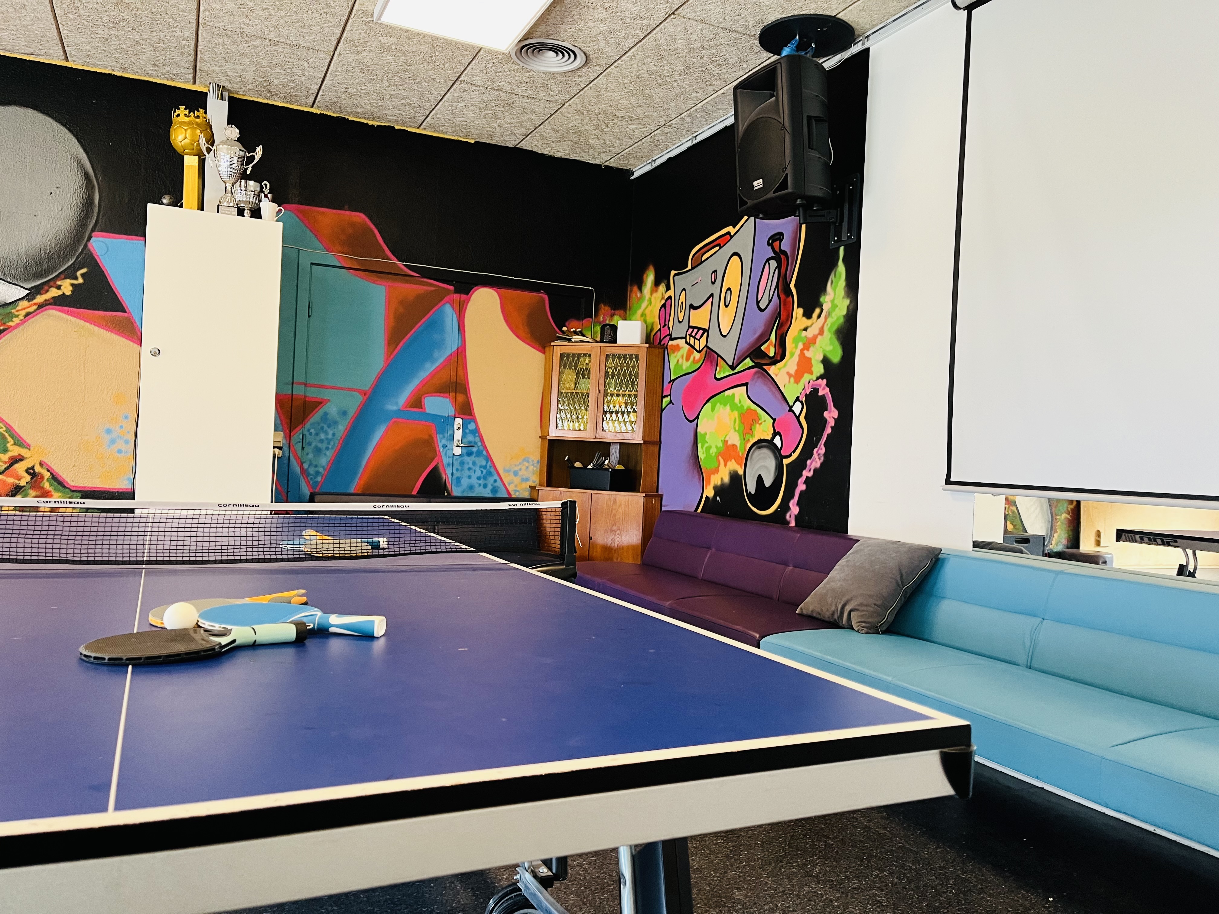 Bordtennisbord i farvet lokale