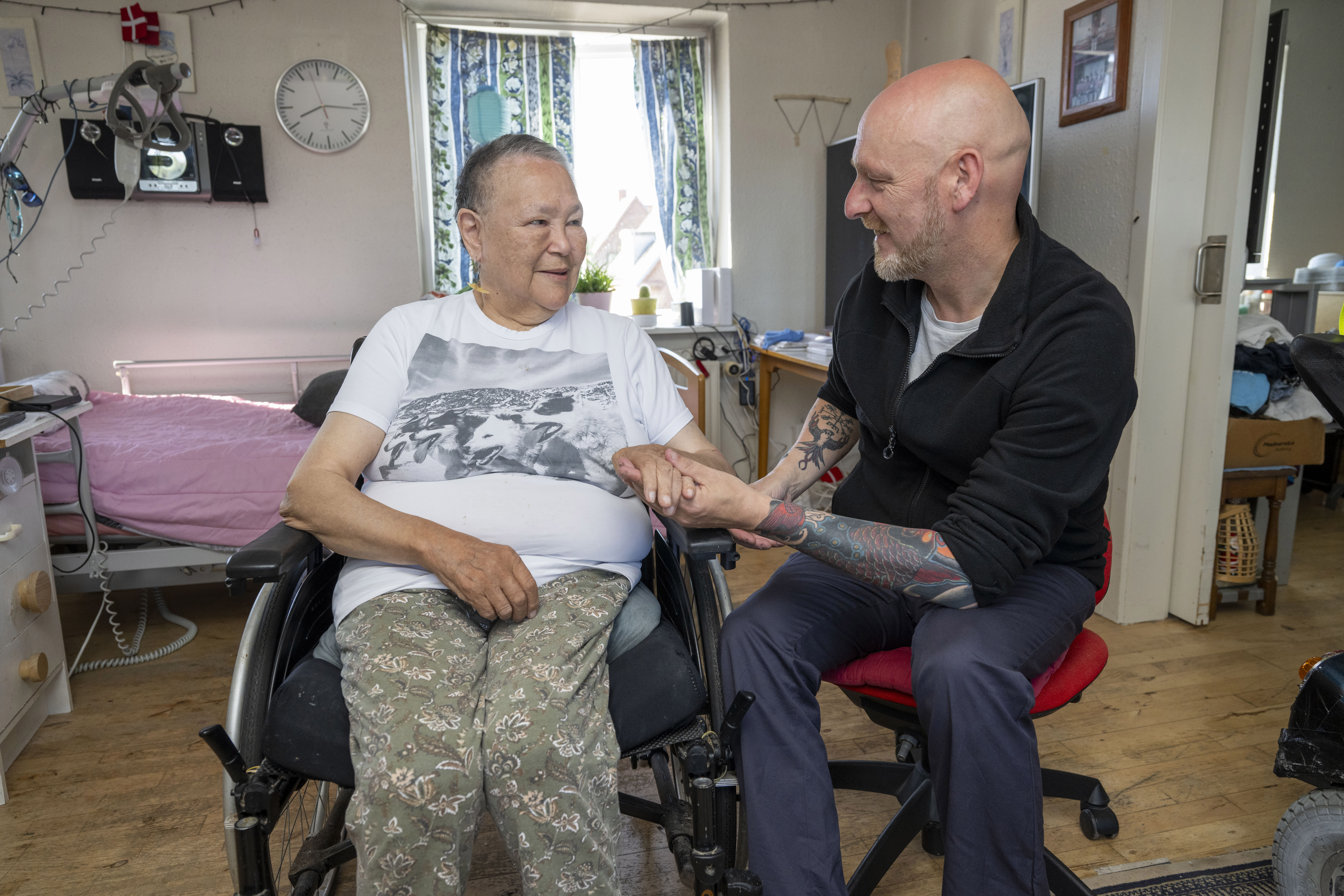 Medarbejder og borger smiler