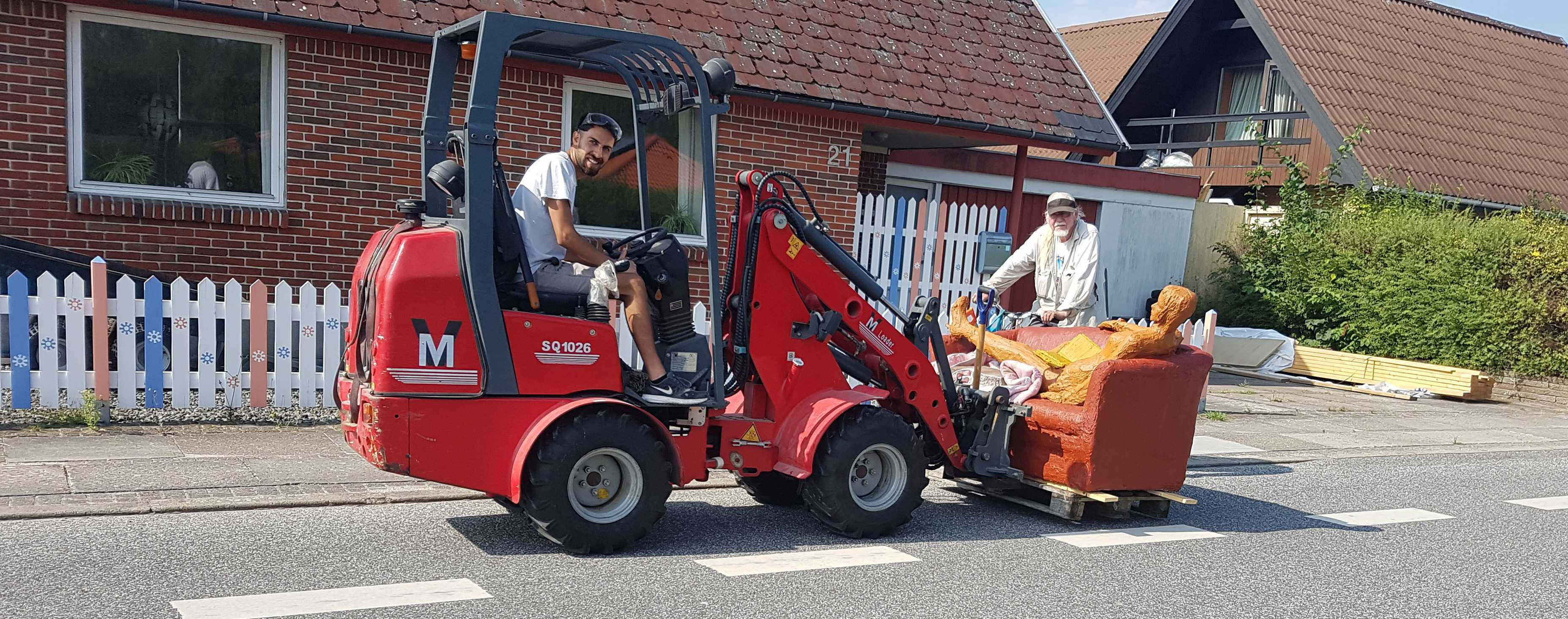Kunst styrker landsbyfællesskabet i Uggerhalne af kunstner Roland Nielsen. Chauffør: Julian Magri