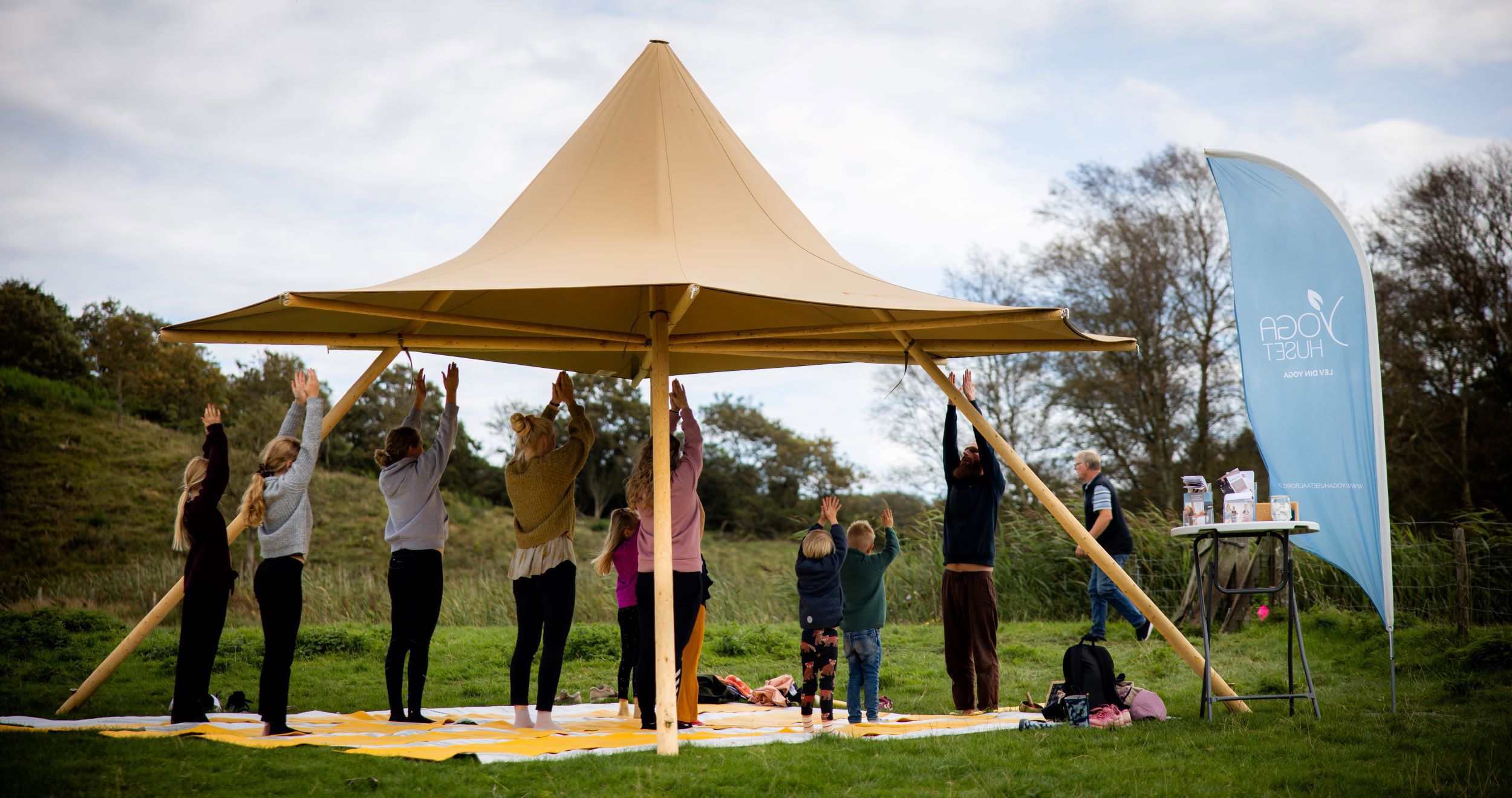 Yoga i det fri under åbent glamping telt
