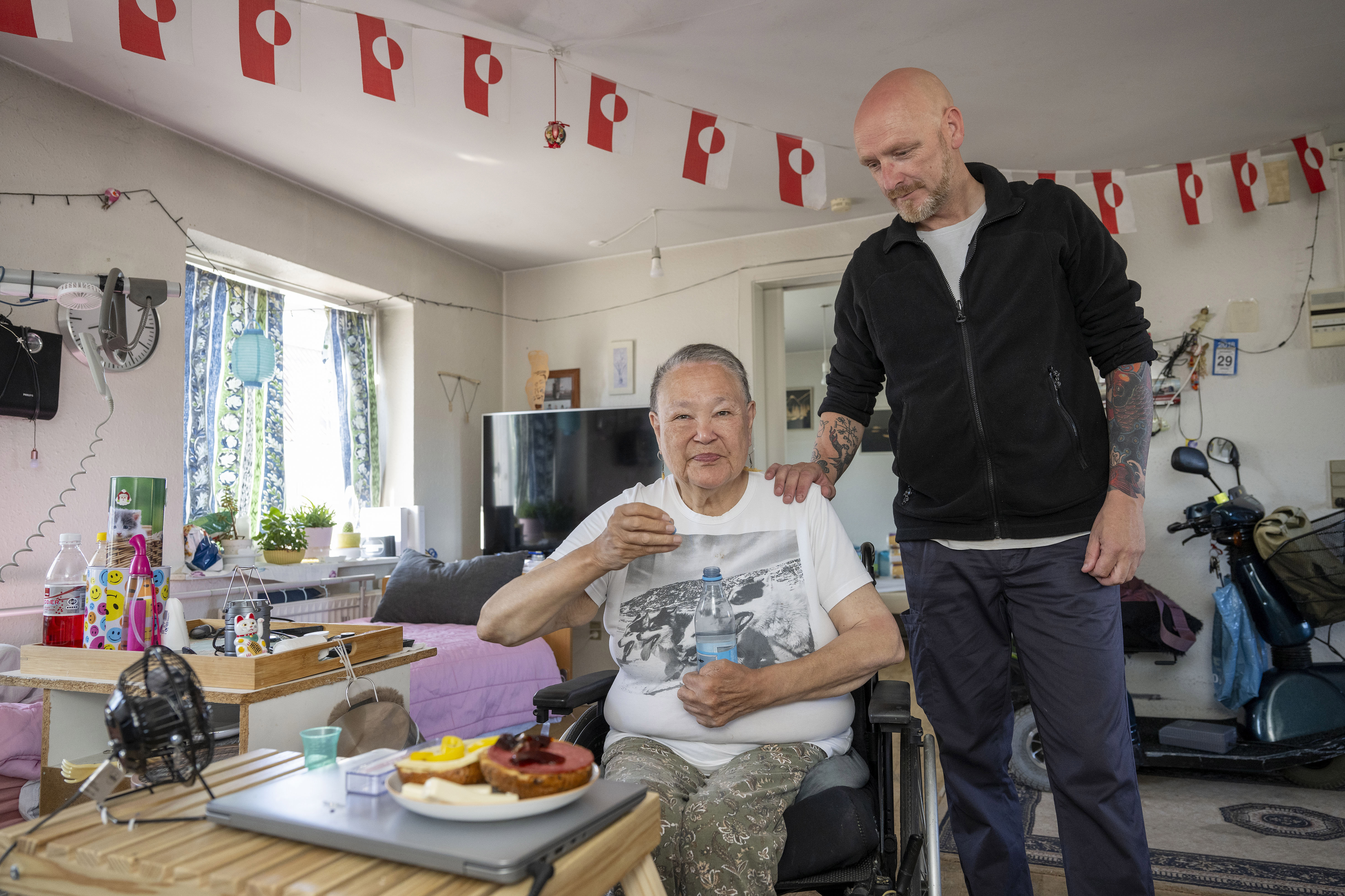 Medarbejder hviler hånd på skulderen af borger